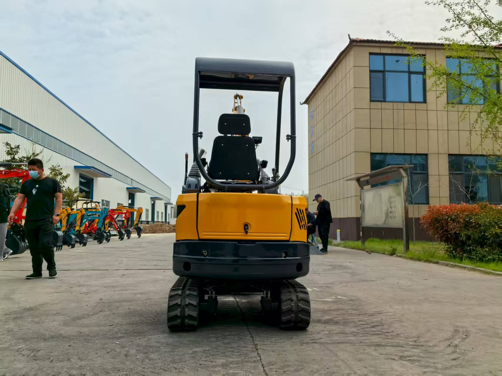 2トン級テールレス小型掘削機、EPAエンジン搭載、中国製カス - Urban Farming Is のレビューと価格